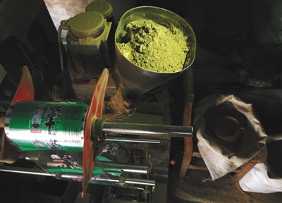 1月11日,天津独流镇七堡村一造假窝点,打假人员来到前,造假人员仓皇离去,生产假冒“十三香”的灌装机仍有余温。 1月11日,天津独流镇七堡村一造假窝点,打假人员来到前,造假人员仓皇离去,生产假冒“十三香”的灌装机仍有余温。