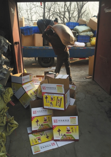 1月11日,天津独流镇七堡村一造假窝点,打假人员在此查获大量假冒“十三香”的成品、半成品。随后将假冒产品和机器设备装车拉走。 1月11日,天津独流镇七堡村一造假窝点,打假人员在此查获大量假冒“十三香”的成品、半成品。随后将假冒产品和机器设备装车拉走。