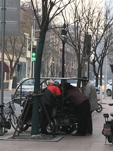 1月11日,倒汇者们聚集在天津解放北路中国银行门口,一边打牌,一边等待生意。 1月11日,倒汇者们聚集在天津解放北路中国银行门口,一边打牌,一边等待生意。