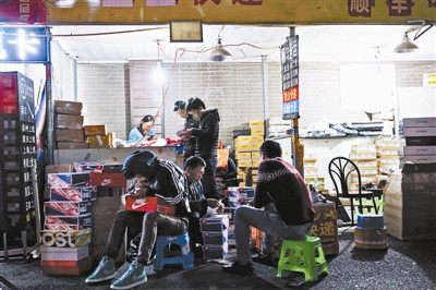 “假鞋之都”的快递点夜里忙着收发货 “假鞋之都”的快递点夜里忙着收发货