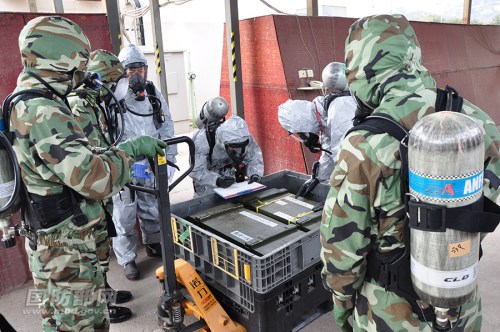 中日工作人员交接即将销毁的日遗化武 图片来源:国防部网站 中日工作人员交接即将销毁的日遗化武 图片来源:国防部网站