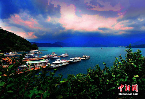 ����7����Ѯ������ڵ�̨������̶�羰�������ο;�������ν����ء�������̶���Է�����ɽ�Ͱ���ɽ֮���ɽͷ�ϣ������ܳ�35���ˮ��9ƽ������࣬�������ʮ�ס��ļ���⴦����ɽӵ��ˮ����̶�����顱����Ȼ���������������ο�ǰ������۹⡣<a target='_blank' href='http://www.chinanews.com/'>������</a>���� �μ�����