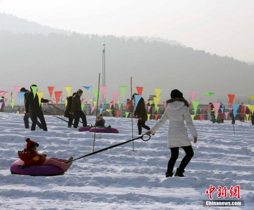 1月2日,市民在首届冰雪嘉年华上体验多种冰雪乐趣。新年伊始,北京平谷金海湖携手超级奶爸打造了首届冰雪嘉年华,此次嘉年华场地面积为十万平米,冰雪项目多达二十余项,包括有热气球体验、雪地摩托、马拉车、雪迷宫、雪地悠波球、企鹅观赏等。截至目前,超级奶爸冰雪嘉年华运营了5个场地,并且将在北京和周边城市举办不同形式的冰雪嘉年华。在未来的7年间,还将持续不断地开展普及冬奥知识、培养市民对冰雪运动的爱好。 <a target='_blank' href='http://www.chinanews.com/'>中新社</a>记者 任海霞 摄 1月2日,市民在首届冰雪嘉年华上体验多种冰雪乐趣。新年伊始,北京平谷金海湖携手超级奶爸打造了首届冰雪嘉年华,此次嘉年华场地面积为十万平米,冰雪项目多达二十余项,包括有热气球体验、雪地摩托、马拉车、雪迷宫、雪地悠波球、企鹅观赏等。截至目前,超级奶爸冰雪嘉年华运营了5个场地,并且将在北京和周边城市举办不同形式的冰雪嘉年华。在未来的7年间,还将持续不断地开展普及冬奥知识、培养市民对冰雪运动的爱好。 <a target='_blank' href='http://www.chinanews.com/'>中新社</a>记者 任海霞 摄