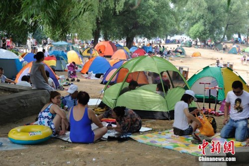 7月11日,大批长春市民来到公园戏水避暑。近一周来,长春地区持续30摄氏度以上的高温天气,“烧烤模式”下,市民各想奇招避暑,公园的湖边也人满为患。张瑶 摄 7月11日,大批长春市民来到公园戏水避暑。近一周来,长春地区持续30摄氏度以上的高温天气,“烧烤模式”下,市民各想奇招避暑,公园的湖边也人满为患。张瑶 摄