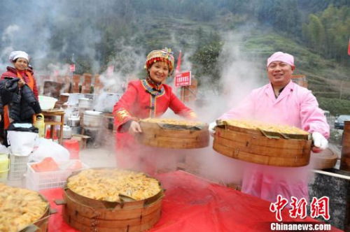 资料图:湖北宜昌长阳举办”万人年猪宴“ 钟欣 摄 资料图:湖北宜昌长阳举办”万人年猪宴“ 钟欣 摄
