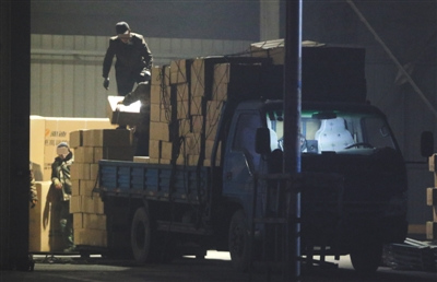 1月4日晚,天津兴达物流园福建专线,这辆车牌号为“津ML6319”的小货车从各造假窝点将数百件假调料运到这里。当晚,这批假货从这里装车启程,发往福建。本版摄影/新京报记者 大路 1月4日晚,天津兴达物流园福建专线,这辆车牌号为“津ML6319”的小货车从各造假窝点将数百件假调料运到这里。当晚,这批假货从这里装车启程,发往福建。本版摄影/新京报记者 大路