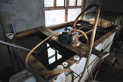 昨日,在该假醋制造窝点,大池子里装满了勾兑好的假醋,等待灌装。 昨日,在该假醋制造窝点,大池子里装满了勾兑好的假醋,等待灌装。