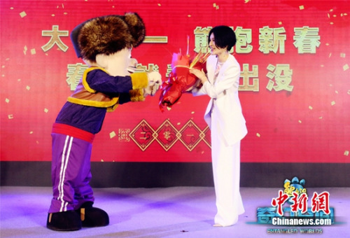 光头强献花尚雯婕预祝影片大卖 光头强献花尚雯婕预祝影片大卖