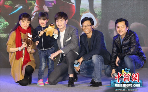 鲍春来、导演与小观众合照 鲍春来、导演与小观众合照