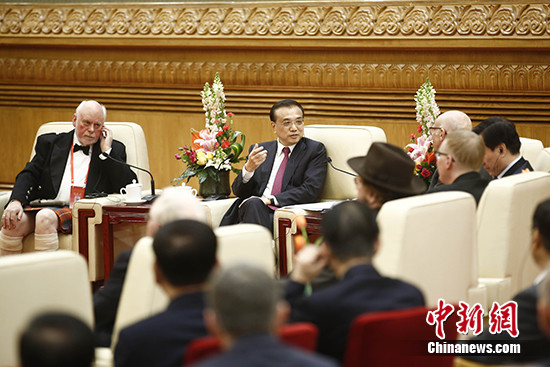 1月20日,中国国务院总理李克强在北京人民大会堂会见在华工作的部分外国专家代表并同他们座谈。 <a target='_blank' href='http://www.chinanews.com/'>中新社</a>记者 盛佳鹏 摄 1月20日,中国国务院总理李克强在北京人民大会堂会见在华工作的部分外国专家代表并同他们座谈。 <a target='_blank' href='http://www.chinanews.com/'>中新社</a>记者 盛佳鹏 摄
