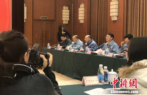 燕山石化公司副总经理焦阳介绍企业产品技术升级相关情况。 燕山石化公司副总经理焦阳介绍企业产品技术升级相关情况。
