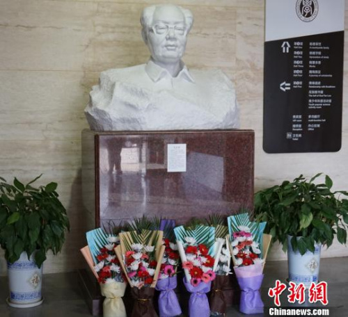 众人献花表达敬仰缅怀之情。 孙权 摄 众人献花表达敬仰缅怀之情。 孙权 摄