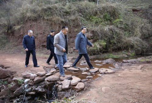 李克强辗转一个半小时深入大山探访贫困户 李克强辗转一个半小时深入大山探访贫困户