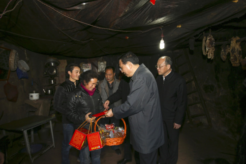 李克强:一定让你们尽快从大山深处搬出来 李克强:一定让你们尽快从大山深处搬出来