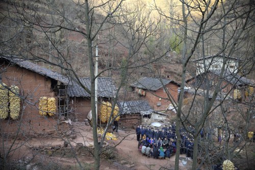 李克强与村民围坐村头坝子话治“穷” 李克强与村民围坐村头坝子话治“穷”