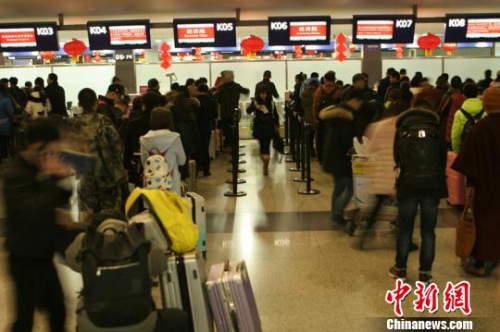 资料图:成都机场大量旅客排队值机。 吕俊明 摄 资料图:成都机场大量旅客排队值机。 吕俊明 摄