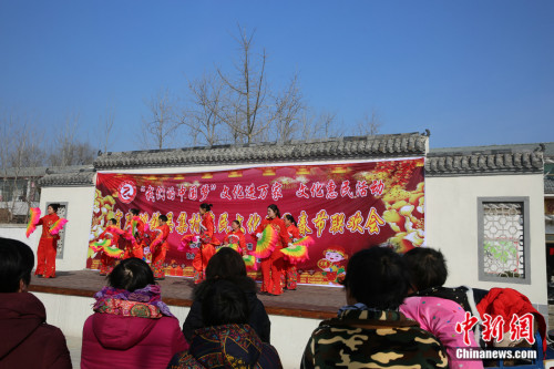 图为吴集村民在进行春节联欢会。<a target='_blank' href='http://www.chinanews.com/' >中新网</a>记者 阚枫 摄 图为吴集村民在进行春节联欢会。<a target='_blank' href='http://www.chinanews.com/' >中新网</a>记者 阚枫 摄