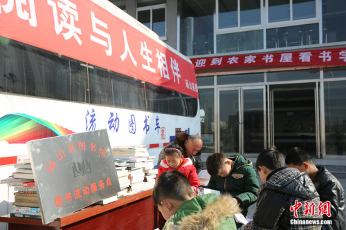 图为砀山县图书馆流动图书车开进吴集村进行“送图书下乡”活动。<a target='_blank' href='http://www.chinanews.com/' >中新网</a>记者 阚枫 摄 图为砀山县图书馆流动图书车开进吴集村进行“送图书下乡”活动。<a target='_blank' href='http://www.chinanews.com/' >中新网</a>记者 阚枫 摄