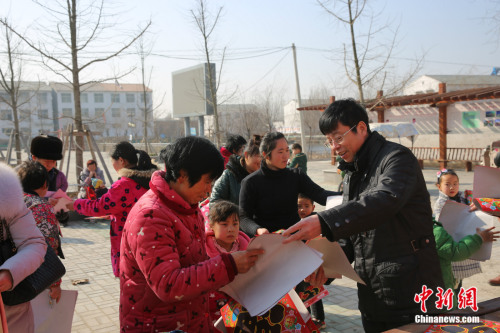 图为砀山县文广新局为吴集村民送春联。<a target='_blank' href='http://www.chinanews.com/' >中新网</a>记者 阚枫 摄 图为砀山县文广新局为吴集村民送春联。<a target='_blank' href='http://www.chinanews.com/' >中新网</a>记者 阚枫 摄