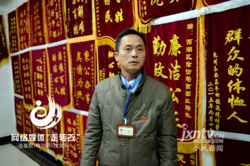 上访群众送给高国兰的锦旗挂满了屋子。(记者陶望平 摄) 上访群众送给高国兰的锦旗挂满了屋子。(记者陶望平 摄)