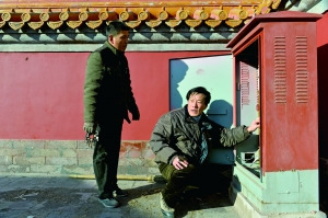 王建荣带着电工班工作人员布线安装调试。北京晨报记者 李木易/摄 王建荣带着电工班工作人员布线安装调试。北京晨报记者 李木易/摄