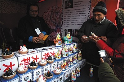 28日,地坛庙会上的北京泥彩塑吸引了大量游客。 28日,地坛庙会上的北京泥彩塑吸引了大量游客。