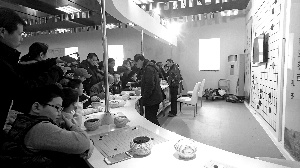 棋迷与高手过招,两位职业棋手分别同时“迎战”五名棋迷。 棋迷与高手过招,两位职业棋手分别同时“迎战”五名棋迷。