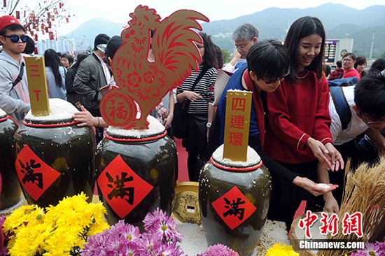 ����ѧ�����ڹ���ϯ�㳡�����һ�����𼦱�ϲ��ˮ���������ũ�ᡢ�𼦼��𵰵�����������Ϣ�ļ��������÷�ˮ���㡣 <a target='_blank' href='http://www.chinanews.com/'>������</a>���� ̷���� �� 