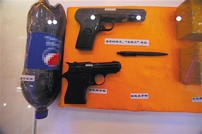 红其拉甫边检站的展览馆里,展示着藏毒的可乐瓶和多种型号的枪支。 红其拉甫边检站的展览馆里,展示着藏毒的可乐瓶和多种型号的枪支。