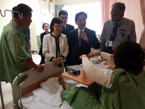 中国驻马来西亚大使黄惠康前往哥打基纳巴卢伊丽莎白女皇医院看望获救中国游客(左三为黄惠康) 中国驻马来西亚大使黄惠康前往哥打基纳巴卢伊丽莎白女皇医院看望获救中国游客(左三为黄惠康)