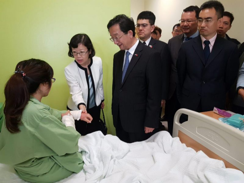 沙巴旅游部助理部长拿督彭育明、沙巴马中联谊协会会长胡逸山博士陪同中国驻马大使黄惠康阁下对传媒讲话。 沙巴旅游部助理部长拿督彭育明、沙巴马中联谊协会会长胡逸山博士陪同中国驻马大使黄惠康阁下对传媒讲话。