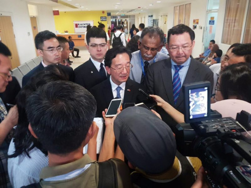 沙巴旅游部助理部长彭育明、沙巴马中联谊协会会长胡逸山陪同中国驻马大使黄惠康接受媒体采访传媒采访。 沙巴旅游部助理部长彭育明、沙巴马中联谊协会会长胡逸山陪同中国驻马大使黄惠康接受媒体采访传媒采访。