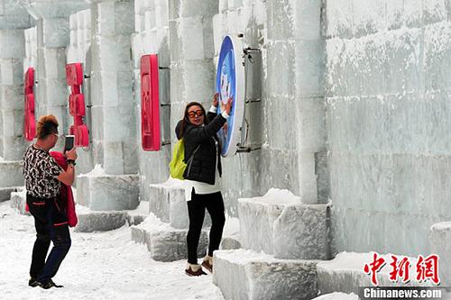 1月28日,辽宁沈阳,游客在冰雪大世界游玩。<a target='_blank' href='http://www.chinanews.com/'>中新社</a>记者 于海洋 摄 1月28日,辽宁沈阳,游客在冰雪大世界游玩。<a target='_blank' href='http://www.chinanews.com/'>中新社</a>记者 于海洋 摄