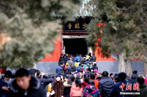 1月30日,河南登封嵩山少林寺,来自海内外的数万游客涌入少林寺烧香许愿赏民俗。<a target='_blank' href='http://www.chinanews.com/'>中新社</a>记者 王中举 摄 1月30日,河南登封嵩山少林寺,来自海内外的数万游客涌入少林寺烧香许愿赏民俗。<a target='_blank' href='http://www.chinanews.com/'>中新社</a>记者 王中举 摄