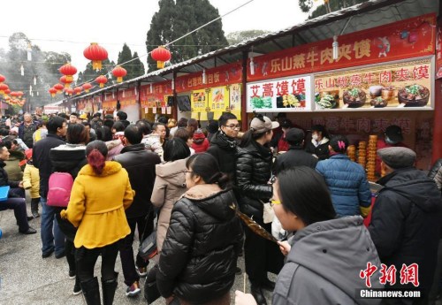 2月2日农历初六,成都武侯祠大庙会人气不减,前来参观游园的游客依旧爆棚。 安源 摄 2月2日农历初六,成都武侯祠大庙会人气不减,前来参观游园的游客依旧爆棚。 安源 摄