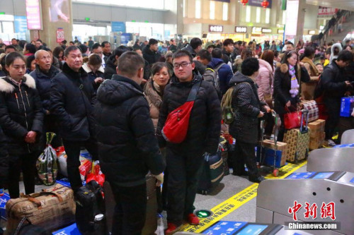 2月2日,大年初六,湖北宜昌、恩施等地迎来节后铁路返程客流高峰,其中宜昌东站当天的客流达5.1万人,恩施州内利川、建始、巴东等客流超过2.3万人。据了解,宜昌、恩施位于湖北省西部,而鄂西山区是劳动力输出重地,仅恩施土家族苗族自治州每年外出务工人员就接近百万。 罗庭万 摄 2月2日,大年初六,湖北宜昌、恩施等地迎来节后铁路返程客流高峰,其中宜昌东站当天的客流达5.1万人,恩施州内利川、建始、巴东等客流超过2.3万人。据了解,宜昌、恩施位于湖北省西部,而鄂西山区是劳动力输出重地,仅恩施土家族苗族自治州每年外出务工人员就接近百万。 罗庭万 摄