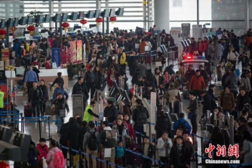 1月25日,大批旅客在南京禄口国际机场办理登机手续。<a target='_blank' href='http://www.chinanews.com/'>中新社</a>记者 泱波 摄 1月25日,大批旅客在南京禄口国际机场办理登机手续。<a target='_blank' href='http://www.chinanews.com/'>中新社</a>记者 泱波 摄