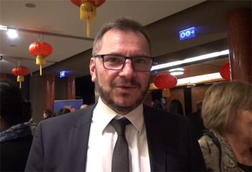 匈牙利市民欧拉尤斯告诉记者,今晚我跟家人一起来观看演出。我作为一名欧洲人,很喜欢中国的舞蹈和音乐。 匈牙利市民欧拉尤斯告诉记者,今晚我跟家人一起来观看演出。我作为一名欧洲人,很喜欢中国的舞蹈和音乐。