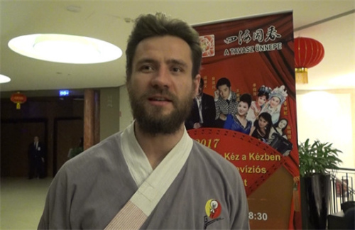 参加演出的匈牙利演员孔茗对记者说,自己很喜欢中国的哲学、文化和茶道。他也非常喜欢中国的太极拳,今晚的节目中就有他们团队的表演,他非常荣幸能参加这么盛大的演出。 参加演出的匈牙利演员孔茗对记者说,自己很喜欢中国的哲学、文化和茶道。他也非常喜欢中国的太极拳,今晚的节目中就有他们团队的表演,他非常荣幸能参加这么盛大的演出。