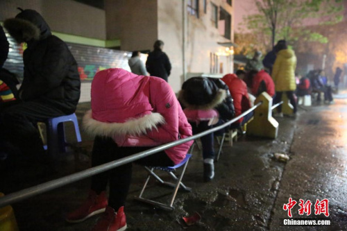 资料图:2016年4月6日,在西安市丈八四路缤纷南郡小区内的幼儿园后门附近,家长排队等待报名。图片来源:视觉中国 资料图:2016年4月6日,在西安市丈八四路缤纷南郡小区内的幼儿园后门附近,家长排队等待报名。图片来源:视觉中国