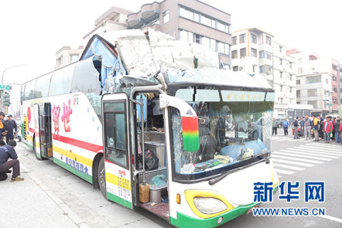 2月4日,一辆满载大陆游客的游览车在台湾高雄市失控撞到路边桥墩,造成车上多人受伤送医。 新华社发 2月4日,一辆满载大陆游客的游览车在台湾高雄市失控撞到路边桥墩,造成车上多人受伤送医。 新华社发
