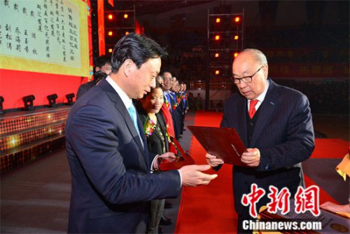 万洲国际董事局主席、双汇集团、双汇发展董事长万隆为获奖者颁奖 万洲国际董事局主席、双汇集团、双汇发展董事长万隆为获奖者颁奖