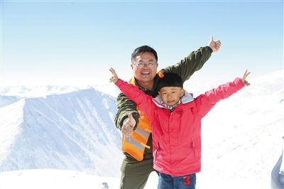 父子二人穿越天山时的合影。 父子二人穿越天山时的合影。