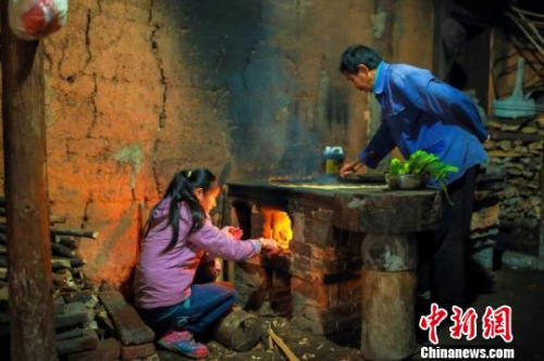 她叫秀儿,一个无法知道自己身世、与唯一的亲人养父相依为命的福建宁化孩子。生活在山区的一间漏雨祖屋里,养父无生计能力,却未有一刻放弃与她形影不离的生活,只因他说的“我要是走了,秀儿就没有家了”。所以,在秀儿眼里,这个家从不像外人看起来那么单薄;在她心里,只要爸爸在,灶上就会有炊烟袅袅升起,田埂上就会有欢快的笑声,放学路上就会心有所归。 她叫秀儿,一个无法知道自己身世、与唯一的亲人养父相依为命的福建宁化孩子。生活在山区的一间漏雨祖屋里,养父无生计能力,却未有一刻放弃与她形影不离的生活,只因他说的“我要是走了,秀儿就没有家了”。所以,在秀儿眼里,这个家从不像外人看起来那么单薄;在她心里,只要爸爸在,灶上就会有炊烟袅袅升起,田埂上就会有欢快的笑声,放学路上就会心有所归。