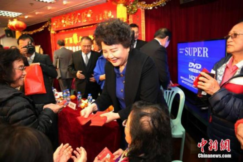 裘援平主任(右二)到访香港华侨华人总会,出席新春团拜,向侨胞派送“利是”。 <a target='_blank' href='http://www.chinanews.com/'>中新社</a>记者 洪少葵 摄 裘援平主任(右二)到访香港华侨华人总会,出席新春团拜,向侨胞派送“利是”。 <a target='_blank' href='http://www.chinanews.com/'>中新社</a>记者 洪少葵 摄