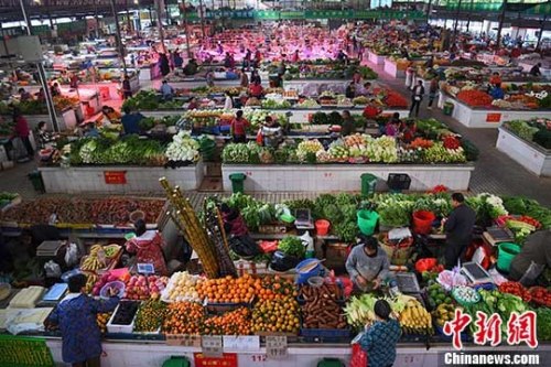 资料图:市民购新鲜蔬菜。 <a target='_blank' href='http://www.chinanews.com/'>中新社</a>记者 胡雁 摄 资料图:市民购新鲜蔬菜。 <a target='_blank' href='http://www.chinanews.com/'>中新社</a>记者 胡雁 摄