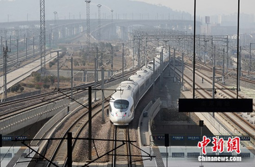 一辆和谐号列车驶入高铁南京南站。(资料照片) <a target='_blank' href='http://www.chinanews.com/'>中新社</a>记者 泱波 摄 一辆和谐号列车驶入高铁南京南站。(资料照片) <a target='_blank' href='http://www.chinanews.com/'>中新社</a>记者 泱波 摄