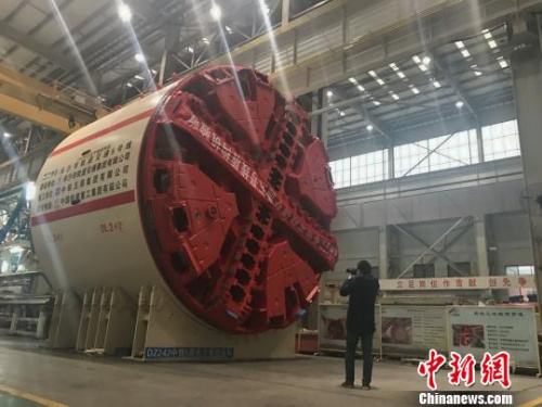 一位记者在铁建重工的车间拍摄。 唐小晴 摄 一位记者在铁建重工的车间拍摄。 唐小晴 摄