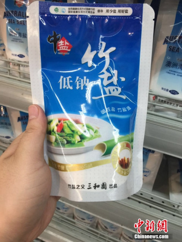 超市中在售的价位比较高的低钠盐。<a target='_blank' href='http://www.chinanews.com/' >中新网</a> 吴涛 摄 超市中在售的价位比较高的低钠盐。<a target='_blank' href='http://www.chinanews.com/' >中新网</a> 吴涛 摄