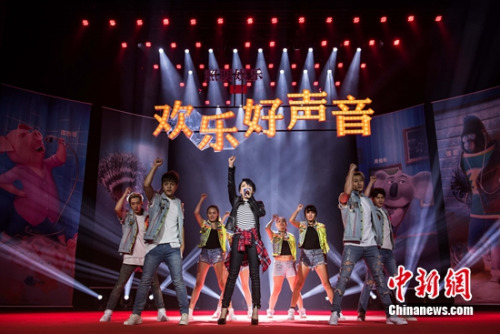 吴莫愁开场献唱《让我自由》 吴莫愁开场献唱《让我自由》